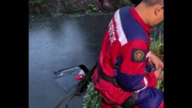 Sebuah mobil terlempar masuk sungai di kawasan Dharmawangsa masuk sungai akibat dihempas puting beliung, Jumat, 29 November 2024. Instagram@surabaya