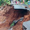 Banjir bandang Malang Selatan juga melongsorkan jalan dan sejumlah jembatan putus. foto: radar malang