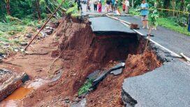 Banjir bandang Malang Selatan juga melongsorkan jalan dan sejumlah jembatan putus. foto: radar malang
