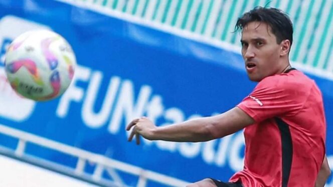 
					Pemain Persik Kediri, Ezra Walian saat berlatih sebelum berangkat ke Jakarta. foto: persik official
