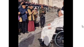 Berlokasi di Piaezza San Pedro, Roma, Paus Fransiskus menemui delegasi kelompok seni musik  Ki Ageng Ganjurdalam audiensi umum dengan Paus Fransiskus.