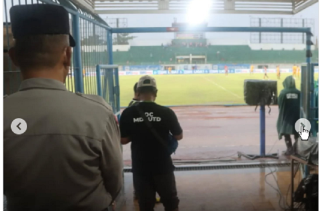 
					Hujan lebat saat Semen Padang bermain tandang di stadion Gelora Bangkalan, berhasil menang 1-0 saat hujan lebat, Sewlasa 10 Desember 2024. instagram@polresbangkalan