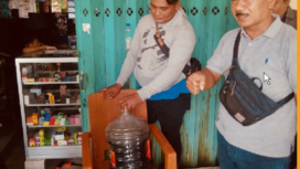 Petugas Kanir Reskrim Polsek Krian, Sidoajo, ungkap dugaan sebuah tokom menjual BBM oplosan dengan air, Jumat 13 Desember 2024. Foto: radarsidoarjo.id