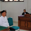 Sabar AS duduk di kursi terdakwa di PN Lubuk Sikaping, Jumat 13 Desember 2024. atas tuduhan berkampanye di tempat ibadah. instagram@sumberkita.id