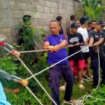 Petugas Damkar Jemberu bersama-sama warga menarik wanita yang terperosok di tebing sungai, dan telah berhasil dievakuasi Sabtu pagi 7 Desember 2024, sekitar pukul 09.00 WIB