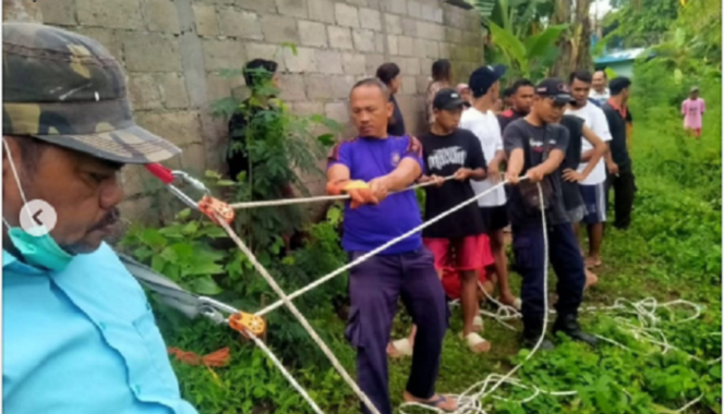 
					Petugas Damkar Jemberu bersama-sama warga menarik wanita yang terperosok di tebing sungai, dan telah berhasil dievakuasi Sabtu pagi 7 Desember 2024, sekitar pukul 09.00 WIB