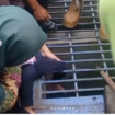 Kaki kiri bocah perempuan bernama Ananda Mafaza terjepit di sela-sela jeruji besi penutup gorong-gorong, mendapatkan pertolongan petugas Damkar Lumajang, Jumat 13 Desember 2024. instagram@damkar_kabupaten_lumajang