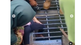 Kaki kiri bocah perempuan bernama Ananda Mafaza terjepit di sela-sela jeruji besi penutup gorong-gorong, mendapatkan pertolongan petugas Damkar Lumajang, Jumat 13 Desember 2024. instagram@damkar_kabupaten_lumajang