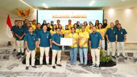 Direktur Utama Petrokimia Gresik 
Dwi Satriyo Annurogo memberikan apresiasi terhadap atlet binaan  berprestasi. (KREDONEWS.com/Istimewa)