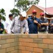 Dirut  SIG Donny Arsal (paling kanan) bersama Dirut BTN Nixon L.P. Napitupulu (ketiga kiri) melihat proses pembangunan rumah yang menggunakan precise interlock brick. (KREDONEWS.com/Foto:Istimewa)
