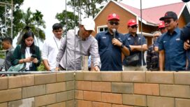 Dirut  SIG Donny Arsal (paling kanan) bersama Dirut BTN Nixon L.P. Napitupulu (ketiga kiri) melihat proses pembangunan rumah yang menggunakan precise interlock brick. (KREDONEWS.com/Foto:Istimewa)