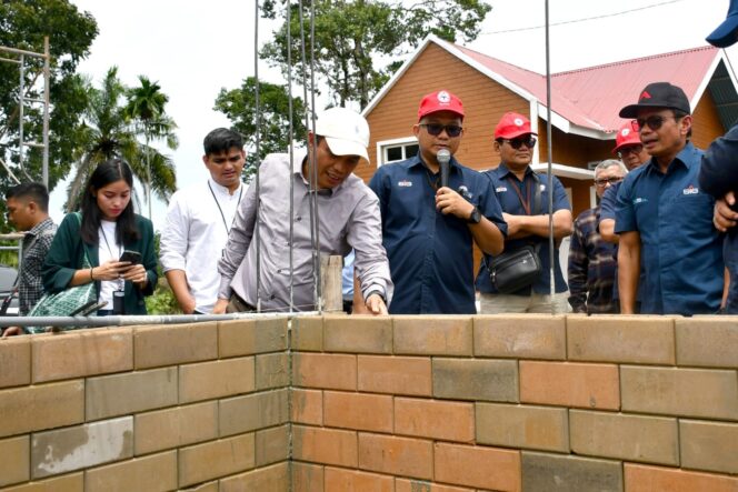
					Dirut  SIG Donny Arsal (paling kanan) bersama Dirut BTN Nixon L.P. Napitupulu (ketiga kiri) melihat proses pembangunan rumah yang menggunakan precise interlock brick. (KREDONEWS.com/Foto:Istimewa)