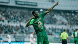 Selebrasi pemain Persebaya Flavio Silva setelah mencetak gol pamungkas.