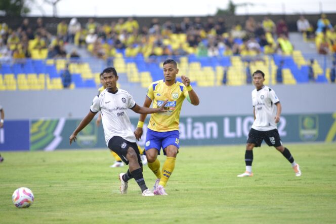 
					Pertandingan antara Gresik United (GU) melawan Persipal Babel United (BU) Palu yang berlangsung keras hingga sempat ricuh. (KREDONEWS.com/Foto:Istimewa)