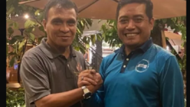 Presiden Club Peserwangi Handoko (Kanan) jabat komando bersama pelatih baru, Alexande Saununu. Foto: milik-rakyat.com