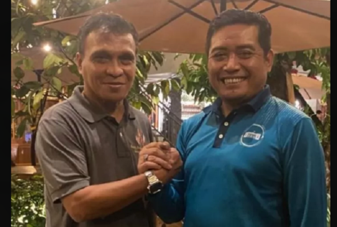 
					Presiden Club Peserwangi Handoko (Kanan) jabat komando bersama pelatih baru, Alexande Saununu. Foto: milik-rakyat.com