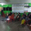 Beginilah cara Nurdin Razak memberi pelatihan tentang ekowisata di balai desa Karuing, kaabupaten Katingan, Kalteng. Remaja remaja ini disiapkan sebagai generasi pecinta ekowisata. Foto: Gandi Wasono