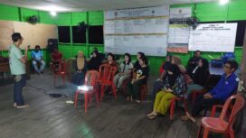 Beginilah cara Nurdin Razak memberi pelatihan tentang ekowisata di balai desa Karuing, kaabupaten Katingan, Kalteng. Remaja remaja ini disiapkan sebagai generasi pecinta ekowisata. Foto: Gandi Wasono