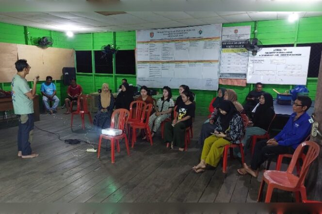
					Beginilah cara Nurdin Razak memberi pelatihan tentang ekowisata di balai desa Karuing, kaabupaten Katingan, Kalteng. Remaja remaja ini disiapkan sebagai generasi pecinta ekowisata. Foto: Gandi Wasono