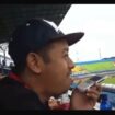 Feri Ardiansyah, jurnalis RRI Malang, siaran langsung pertandingam sepakbola. Selamat jalan kawan. Foto: Sapteng M. Nunggal