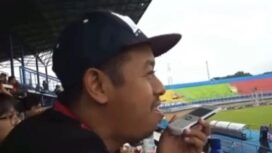 Feri Ardiansyah, jurnalis RRI Malang, siaran langsung pertandingam sepakbola. Selamat jalan kawan. Foto: Sapteng M. Nunggal
