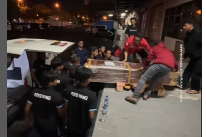 
					Presiden klub Persewangi Banyuangfi bersama 11 orang pemain mengantar jenazah H Syamsuddin Batolla, ke Maris, Sulawesi Selatan. instagram@bwi24jam