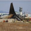 Badan Kebakaran Korea saat evakuasi penumpang (yonhap)