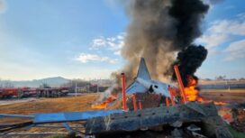 Pesawat terbakar habis tinggal  puing .(yonhap)                                                                 