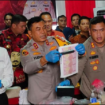 Kapolda Sulawesi Selatan, Irjen Yudhiawan Wibisono menggelar konferensi pers pers di Mapolres Goa, tentang proses pengungkapan kasus pengedaraan uang palsu yang diproduksi di gedung perpustakaan kampus UIN Makasaar, 19 Desember 2024. Foto: cnn