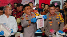 Kapolda Sulawesi Selatan, Irjen Yudhiawan Wibisono menggelar konferensi pers pers di Mapolres Goa, tentang proses pengungkapan kasus pengedaraan uang palsu yang diproduksi di gedung perpustakaan kampus UIN Makasaar, 19 Desember 2024. Foto: cnn