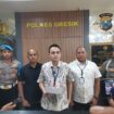 Kasatreskrim Polres Gresik, AKP Aldhino Prima Wirdhan saat memberikan keterangan terkait penahanan mantan Kades Sekapuk. (Foto:KREDONEWS.COM/Adi Agus Santoso)