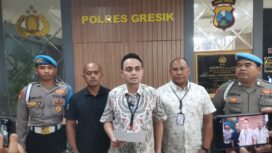 Kasatreskrim Polres Gresik, AKP Aldhino Prima Wirdhan saat memberikan keterangan terkait penahanan mantan Kades Sekapuk. (Foto:KREDONEWS.COM/Adi Agus Santoso)