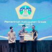 Foto:Istimewa 
Kepala BKPSDM Kabupaten Gresik, Agung Endro D.S. Utomo,saat menerima penghargaan Sistem Merit