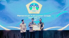 Foto:Istimewa 
Kepala BKPSDM Kabupaten Gresik, Agung Endro D.S. Utomo,saat menerima penghargaan Sistem Merit