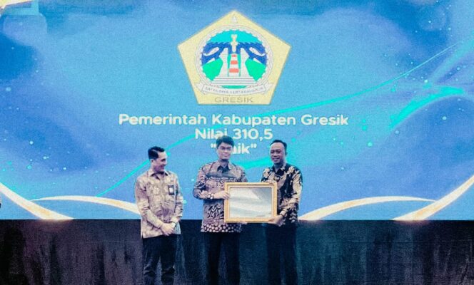 
					Foto:Istimewa 
Kepala BKPSDM Kabupaten Gresik, Agung Endro D.S. Utomo,saat menerima penghargaan Sistem Merit