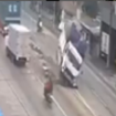 Truk putih melaju cepat menabrak makra pembatas jalan di lajur Simpang 5 Kenanten, Mojokerto. tangkap layar video instagram@updatemojokerto