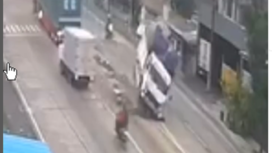 Truk putih melaju cepat menabrak makra pembatas jalan di lajur Simpang 5 Kenanten, Mojokerto. tangkap layar video instagram@updatemojokerto