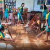 Apaboleh buat dijadwalkan ujian sementeran mulai Jumat, 6 Desember 2024, acara siswa siswi SDN Ngadirejo 2 Madiun diubah kegiatan ngepel kelas yang basah akibat hujan deras. instagram@madiun_indo