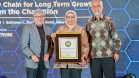 Foto: Istimewa
Direktur Operasi SIG, Reni Wulandari (tengah) bersama Chief Editor SWA Media Group, Kemal E. Gani (kiri) pada ajang Indonesia Best Companies in Managing Domestic Component Level di Shangri-La Hotel, Jakarta.