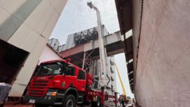 Petugas PMK Petrokimia Gresik berhasil memadamkan kebakaran di Pabrik NPK  dalam hitungan menit. (KREDONEWS.com/Istimewa)