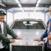 Menteri Sosial, Syaifullah Yusuf (Gus Ipul) tampak mejeng dengan mobil Rolls_Royce, salah satu barang hadiah yang hendak dilelang. (Foto: KREDONEWS.COM/ Istimewa)
