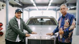 Menteri Sosial, Syaifullah Yusuf (Gus Ipul) tampak mejeng dengan mobil Rolls_Royce, salah satu barang hadiah yang hendak dilelang. (Foto: KREDONEWS.COM/ Istimewa)