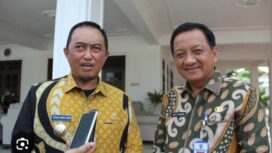 Pj Bupati Jombang, Teguh Narutomo (kiri) dan Sekdakab Jombang, Agus Purnomo (Foto: KREDONEWS.COM/ Wibisono)