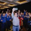 Foto: Istimewa
Presiden Direktur PT Freeport Indonesia (PTFI) Tony Wenas berswafoto bersama pasukan pemadam kebakaran.