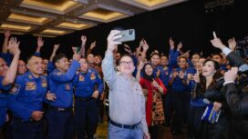 Foto: Istimewa
Presiden Direktur PT Freeport Indonesia (PTFI) Tony Wenas berswafoto bersama pasukan pemadam kebakaran.