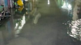 Foto: Istimewa
Situasi rumah warga yang terendam banjir saat tengah malam.