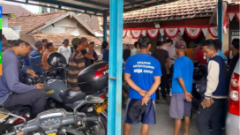 Kepala desa bersama warga desa Botosengon, mendatangi polsek Dempet, kabupaten Demak, mempertanyakan kelanjutan temuan mayat dibungkus karpet. Karena saat ini muncul suara tangisan dari rumah korban. Foto: arusutama.com/dok/ist