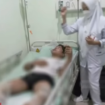 Korban bernama SS, terbaring dirumah sakit untuk mendapatkan perawatan luka bakar 38 % persen akibat dianiaya oleh tamu pondok,, Senin 16 Desember 2024. tangkap layar video youtube@TVOne
