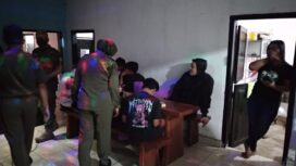 Satpol PP Gresik melakukan operasi miras di warkop dan cafe di Pulau Bawean (KREDONEWS.com/Istmewa)