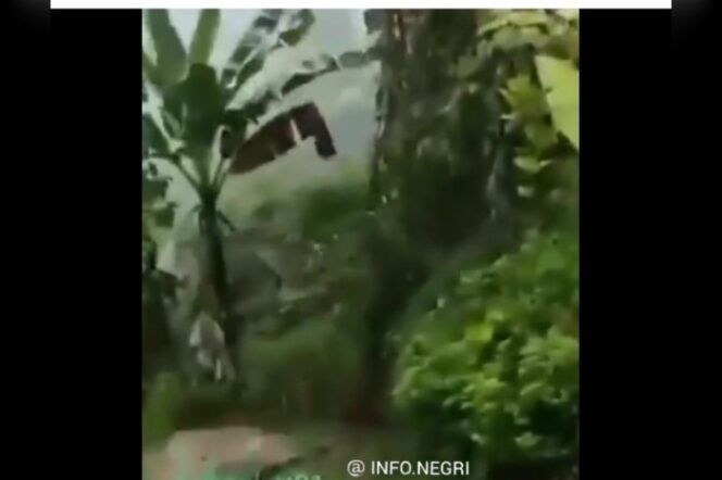 
					Hujan deras di wilayah Malang menyebabkan banjir dan tanah longsor, bahkan menelan dua korban terseret arus banjir. Tangkap layar video instagram@info?negri